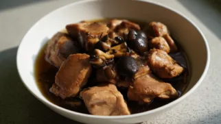 Фото рецепта: Тушеная свинина с грибами – насыщенное блюдо с глубоким ароматом