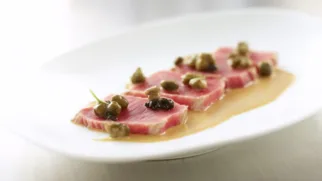 Фото рецепта: Вителло тоннато с анчоусами как холодная итальянская классика с нежным соусом