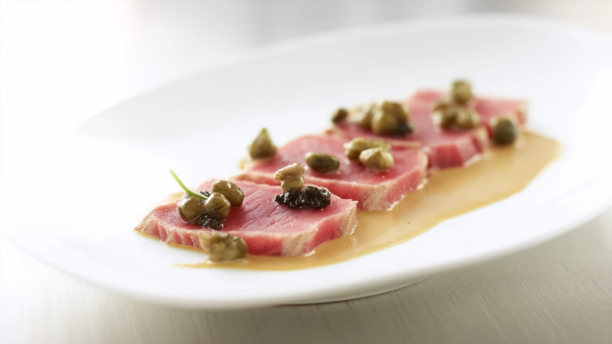 Фото блюда: Вителло тоннато с анчоусами как холодная итальянская классика с нежным соусом, рецепт с фото