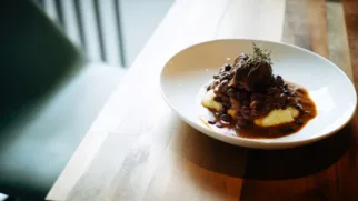 Фото рецепта: Насыщенное вымя с фасолью томленное до мягкости