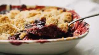 Фото рецепта: Ягодный коблер с хрустящей корочкой и сочной начинкой