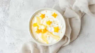 Фото рецепта: Йогурт с карамболой и медом — идеальный завтрак