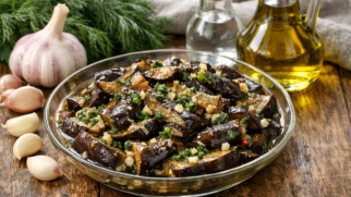 Фото рецепта: Баклажаны маринованные с чесноком и уксусом быстрым способом