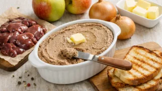 Фото рецепта: Паштет из куриной печени с яблоками и луком, нежный с легкой сладостью