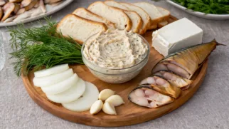 Фото рецепта: Паштет из копченой скумбрии с сыром нежный домашний вариант