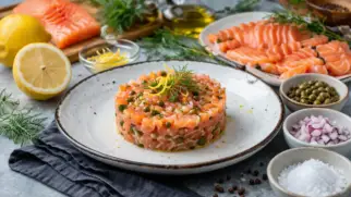 Фото рецепта: Тартар из лосося с каперсами и лимоном свежий и изысканный