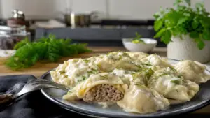 Фото блюда: Домашние литовские пельмени с мясом и сливочным соусом для сытного семейного ужина