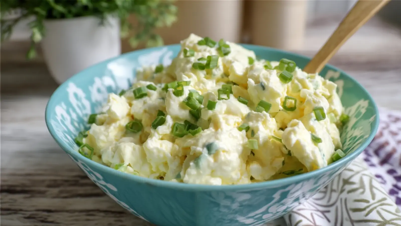 Фото блюда: Салат с яйцом и зеленым луком: простой и вкусный рецепт, рецепт с фото