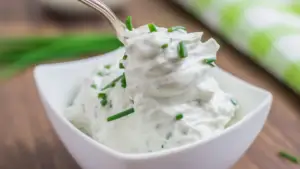Фото блюда: Творожный соус со шниттлуком — легкий и вкусный