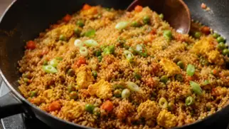 Фото рецепта: Жареный рис с яйцом и овощами тайваньская кухня
