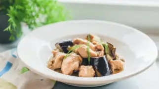 Фото рецепта: Баклажаны с курицей тушеные с укропом