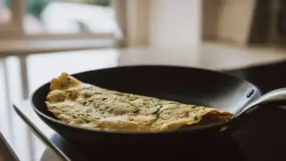 Фото рецепта: Белковый омлет с гороховой мукой и укропом