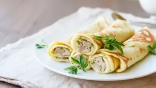 Фото рецепта: Блины с тушёнкой, укропом и петрушкой