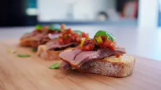 Фото рецепта: Брускетта с копченой уткой и томатной сальсой