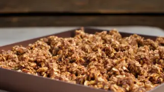 Фото рецепта: Домашняя гранола с коричневым сахаром и орехами