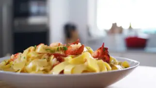 Фото рецепта: Феттучини в чесночном масле с раковыми шейками и петрушкой