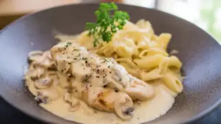 Фото рецепта: Фетучини с курицей и сыром в сливочном соусе
