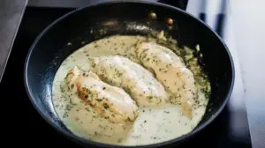Фото блюда: Филе курицы в сливочном соусе с прованскими травами на сковороде