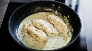 Фото рецепта: Филе курицы в сливочном соусе с прованскими травами на сковороде