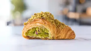 Фото рецепта: Фисташковый круассан с кремом из фисташек