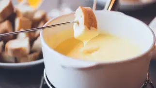Фото рецепта: Классическое сырное фондю с грюйером и эмменталем