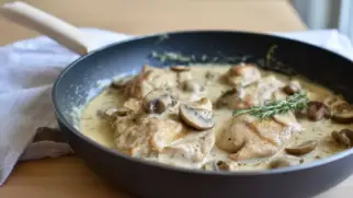 Фото рецепта: Фрикасе из курицы с шампиньонами