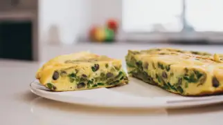 Фото рецепта: Фриттата со стручковой фасолью и пармезаном