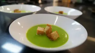 Фото рецепта: Гороховый суп-пюре с чесноком и хрустящими гренками