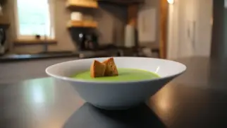 Фото рецепта: Гороховый суп с чесноком и хрустящими гренками