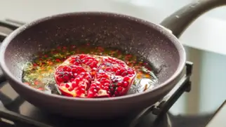 Фото рецепта: Гранатовый соус для мяса с уцхо сунели и чесноком