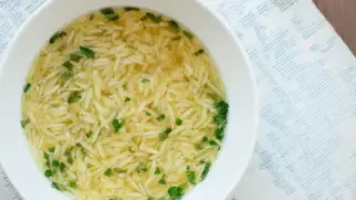Фото рецепта: Гречка с грибами и луком на сковороде