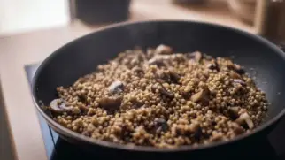 Фото рецепта: Гречка с шампиньонами и жареным луком