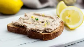Фото рецепта: Гренки с печенью трески и лимоном
