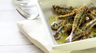 Фото рецепта: Хамса запеченная с чесноком и травами под хрустящей крошкой