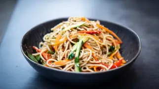 Фото рецепта: Холодная лапша с овощами и кунжутной заправкой