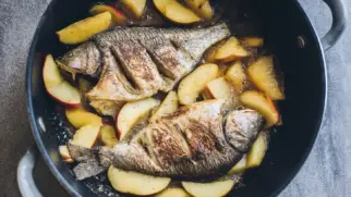 Фото рецепта: Карась запеченный с яблоками в сливочном масле