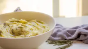 Фото блюда: Картофельное пюре с эстрагоном и печеным чесноком