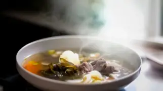 Фото рецепта: Корейский суп с морской капустой и говядиной