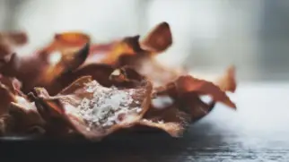 Фото рецепта: Корочки куриные с копчёной солью в духовке