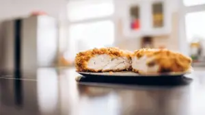 Фото блюда: Хрустящая курица в панировке на сковороде