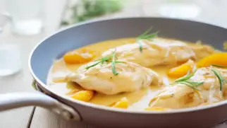 Фото рецепта: Куриное филе в абрикосовом соусе со сливками