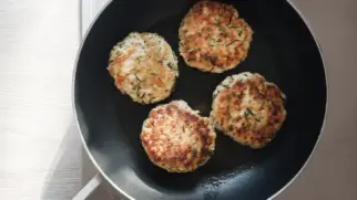 Фото рецепта: Куриные котлеты с розмарином на сковороде