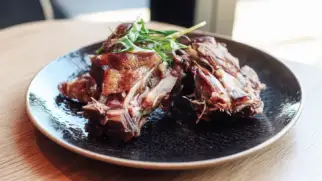 Фото рецепта: Куйрук бёрдо с хрустящей корочкой и бараньим курдюком