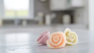 Фото рецепта: Марципановые розы ручной лепки с миндальной мукой