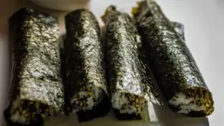 Фото рецепта: Начинка из морской капусты для роллов с рисом и кунжутом