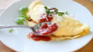 Фото рецепта: Томатный омлет с маринарой и пармезаном