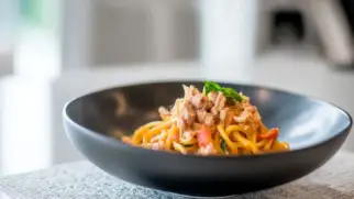 Фото рецепта: Паста том ям с тунцом и кокосовым молоком