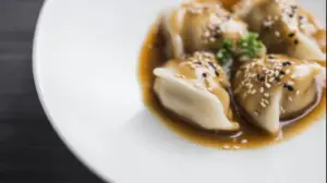 Фото блюда: Пельмени с кунжутным соусом и свининой