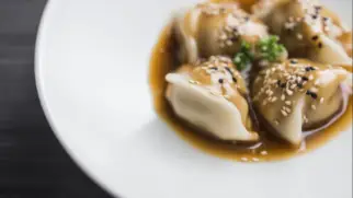 Фото рецепта: Пельмени с кунжутным соусом и свининой