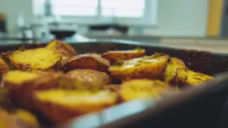 Фото рецепта: Пивная картошка запечённая с тёмным пивом и розмарином